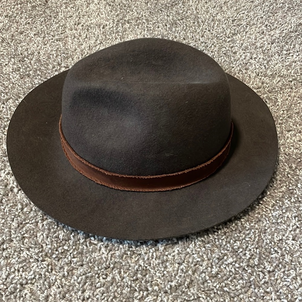 zara size small/medium felt fedora